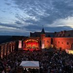 Die Bühne unter Sternen begeistert tausende Besucher auf Burg Nideggen