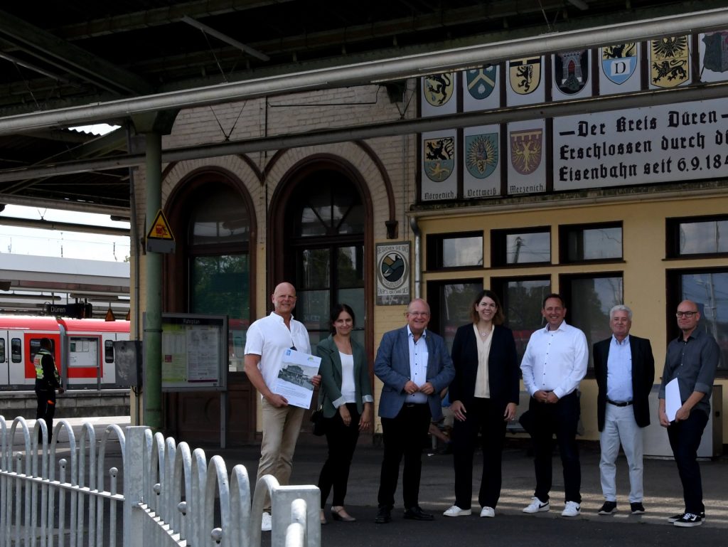 Menschengruppe vor dem Bahnhof Düren