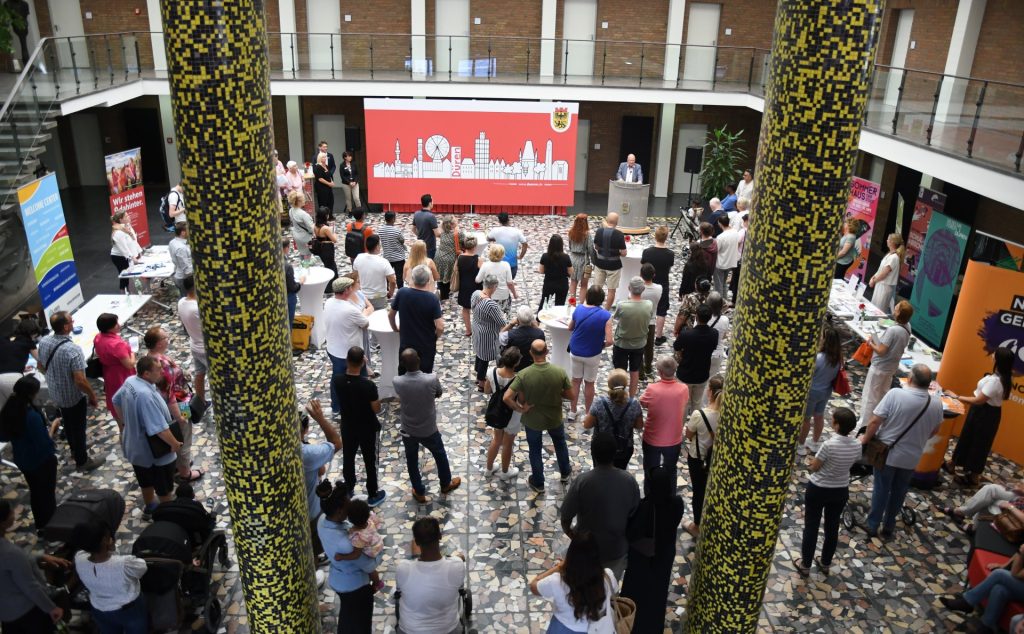 Blick in Rathausfoyer mit Infoständen und Menschen