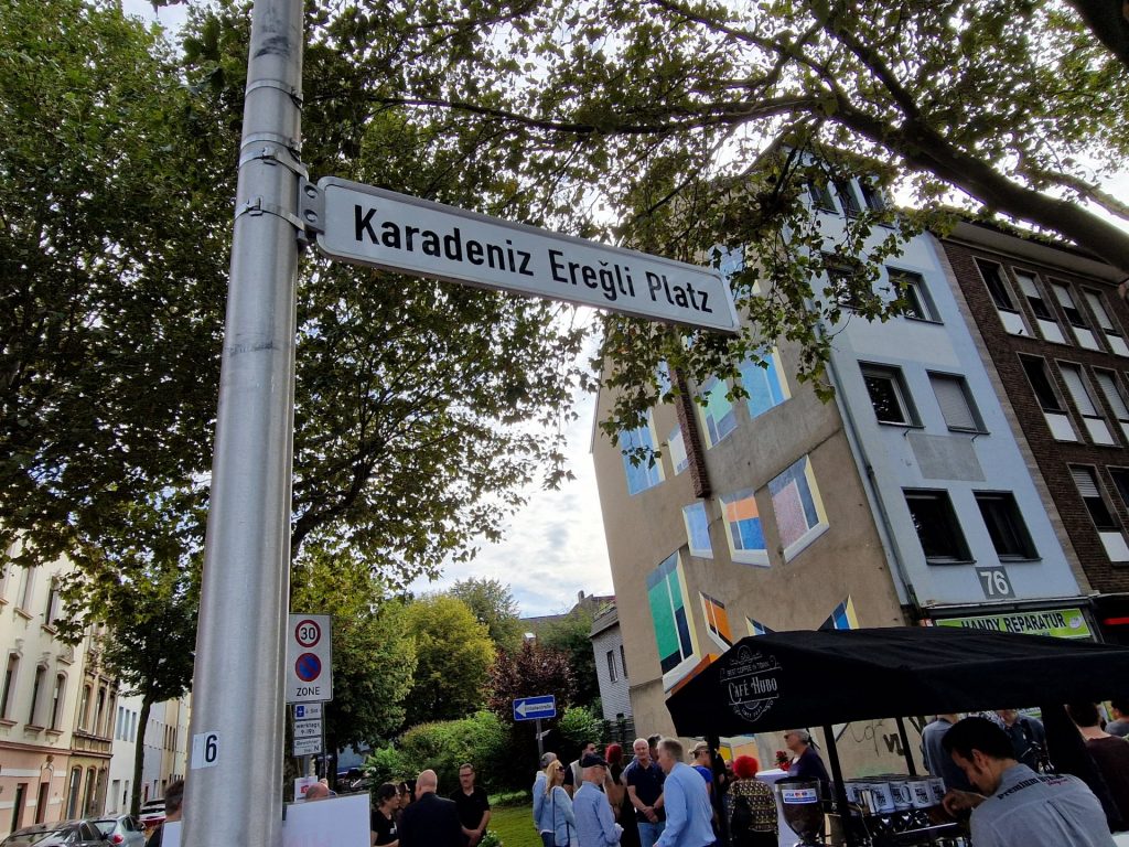 Straßenschild mit Hauswand im Hintergrund