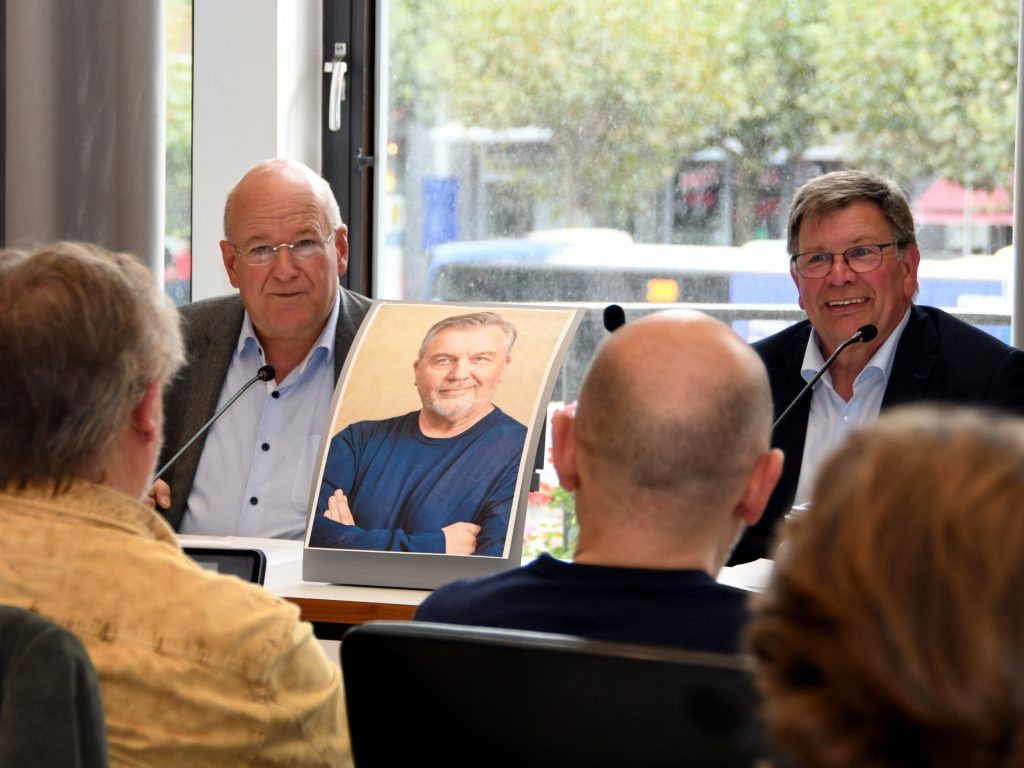 Menschen auf einer Pressekonferenz