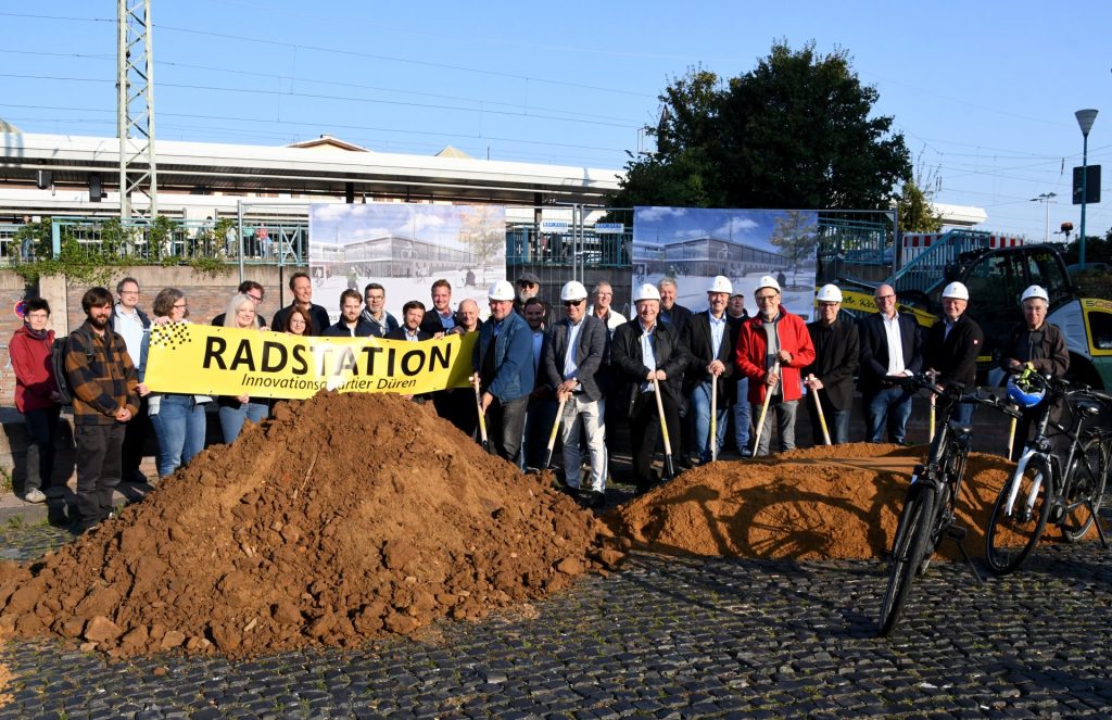 Menschenmenge vor dem Bahnhof