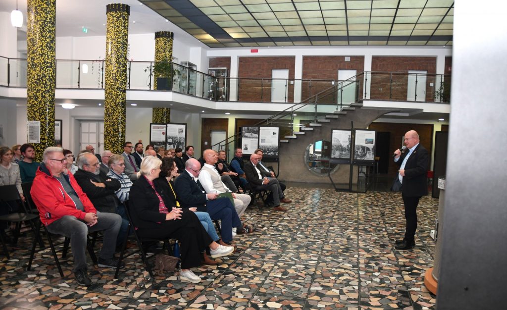 Bürgermeister Frank Peter Ullrich bei der Ausstellungseröffnung im Foyer des Dürener Rathauses.