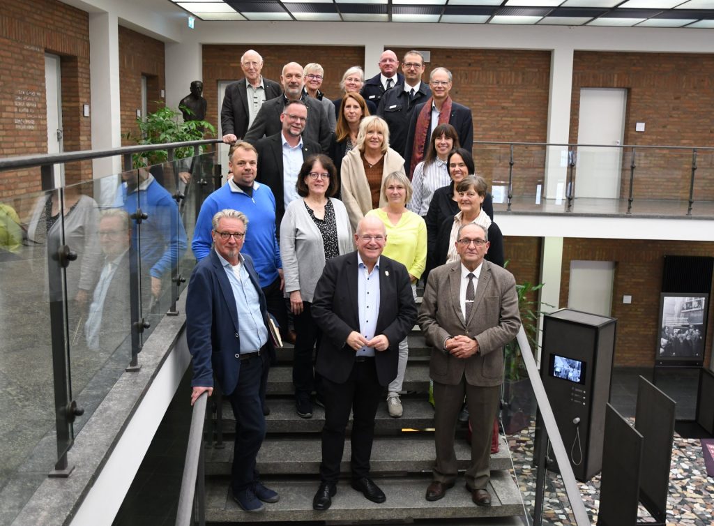 Gruppenfoto auf der Treppe im Rathausfoyer.