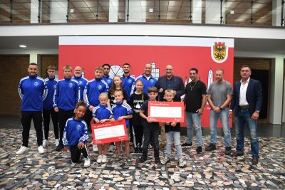 Gruppenfoto mit Richard Müllejans und Vereinstvertretern im Rathausfoyer.