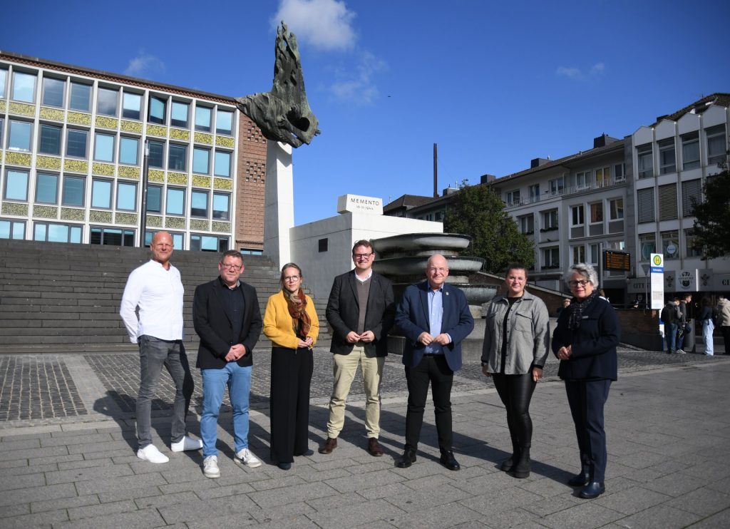 Gruppenfoto mit den Organisatoren vor dem Mahnmal am Rathaus