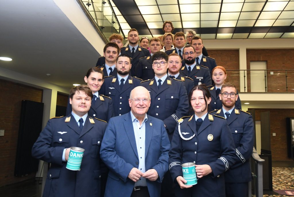 Gruppenfoto mit Bürgermeister und den Sammlerinnen und Sammlern auf der Rathaustreppe