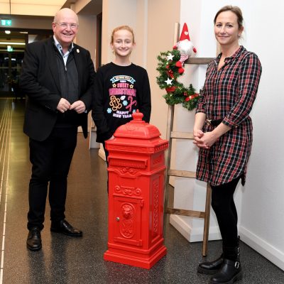 Gruppenbild vor dem Weihnachtswunschzettelbriefkasten