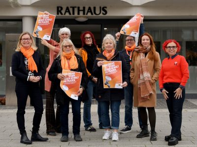 Menschengruppe vor dem Rathaus