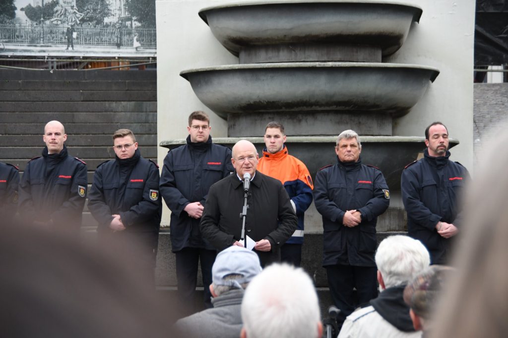 Bürgermeister Frank Peter Ullrich bei seiner rede vor dem Mahnmal.