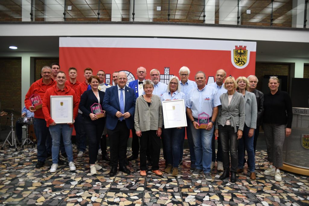 Gruppenfoto mit den Preisträgern, Bürgermeister sowie Vertreterinnen und Vertreter des Kulturausschusses vor der Düren-Skyline