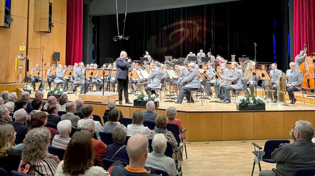 Das Heeresmusikkoprs Koblenz auf der Bühne im Haus der Stadt