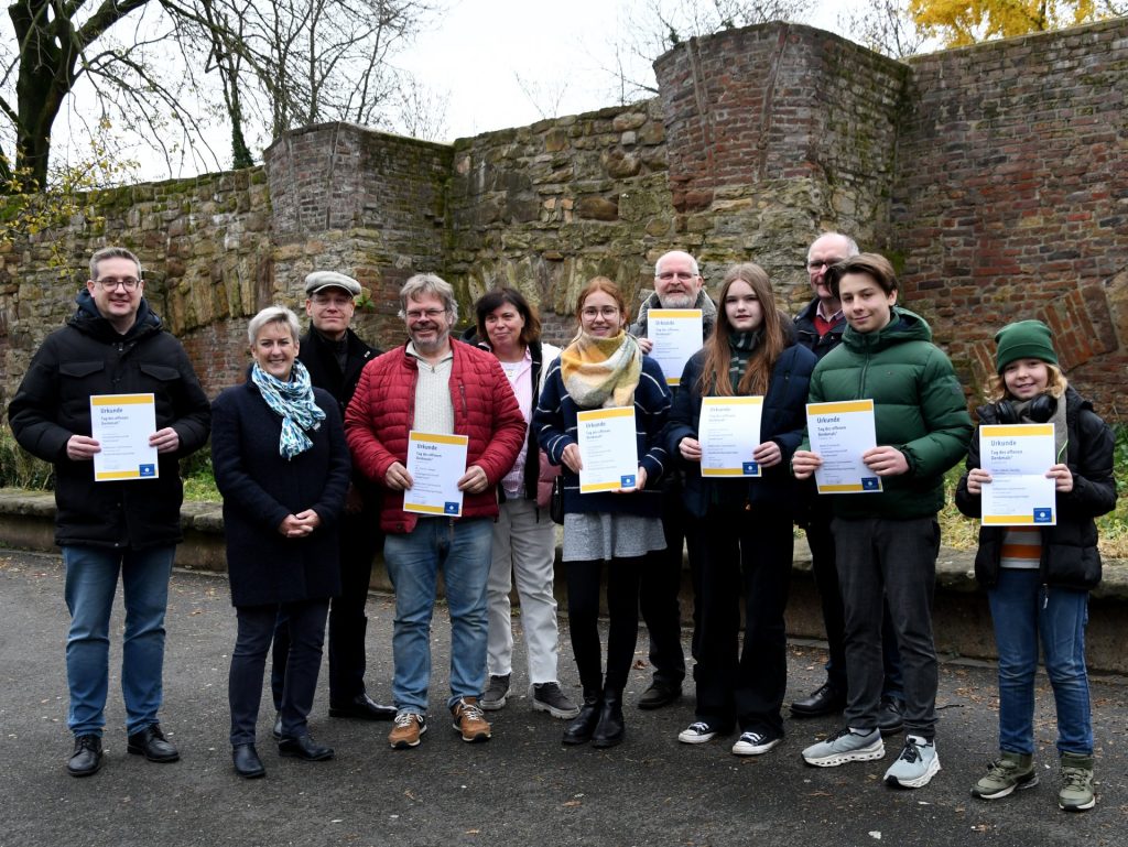 Gruppenbild vor einem Abschnitt der Dürener Stadtmauer