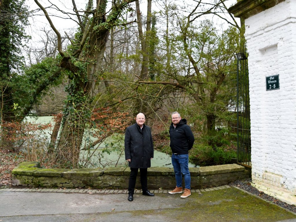 Bürgermeister Frank Peter Ullrich (l.) und Benjamin Raßmanns, Abteilungsleiter Umwelt im Amt für Stadtentwicklung der Stadt Düren, an der Teichanlage an Gut Weyern.