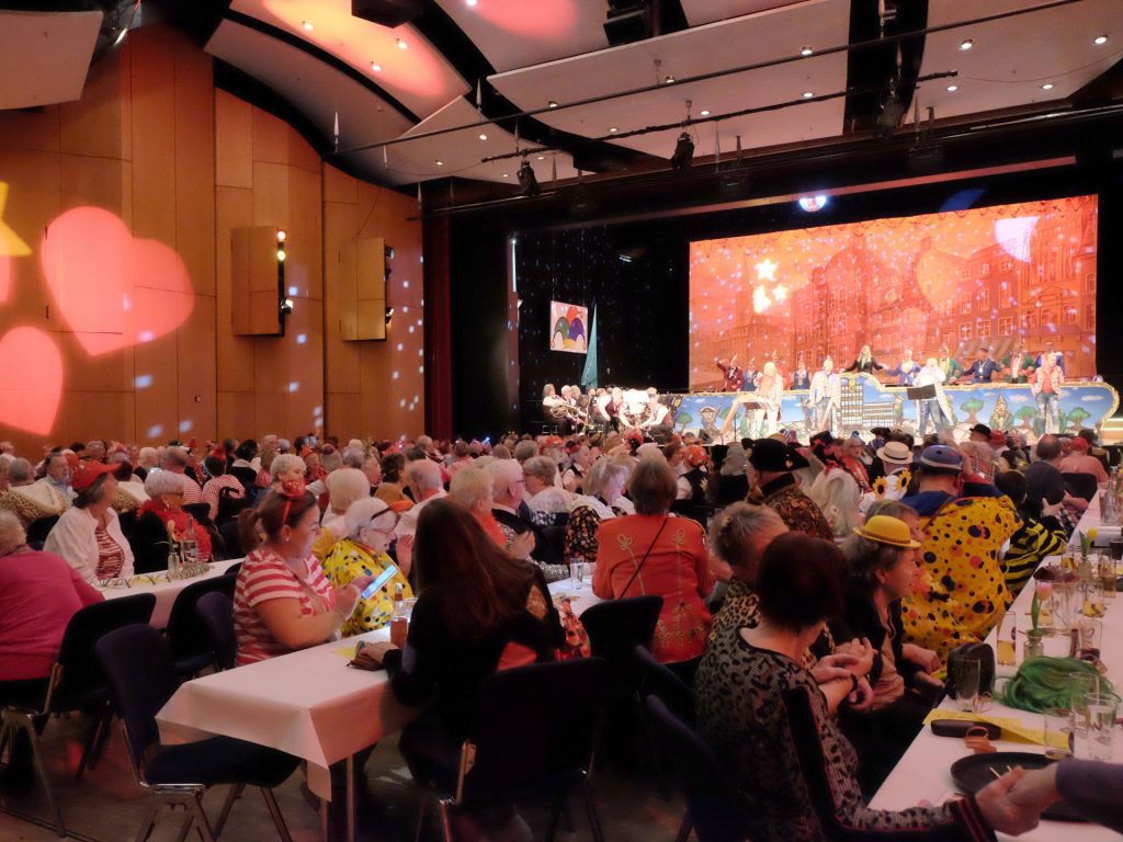 Menschengruppe im Theatersaal