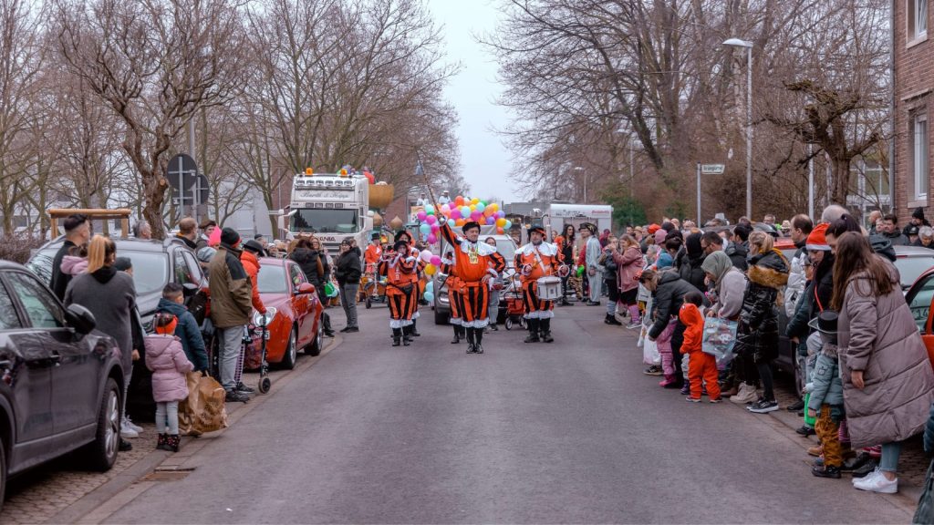 Ein Foto von einem Karnevalsumzug im Grüngürtel