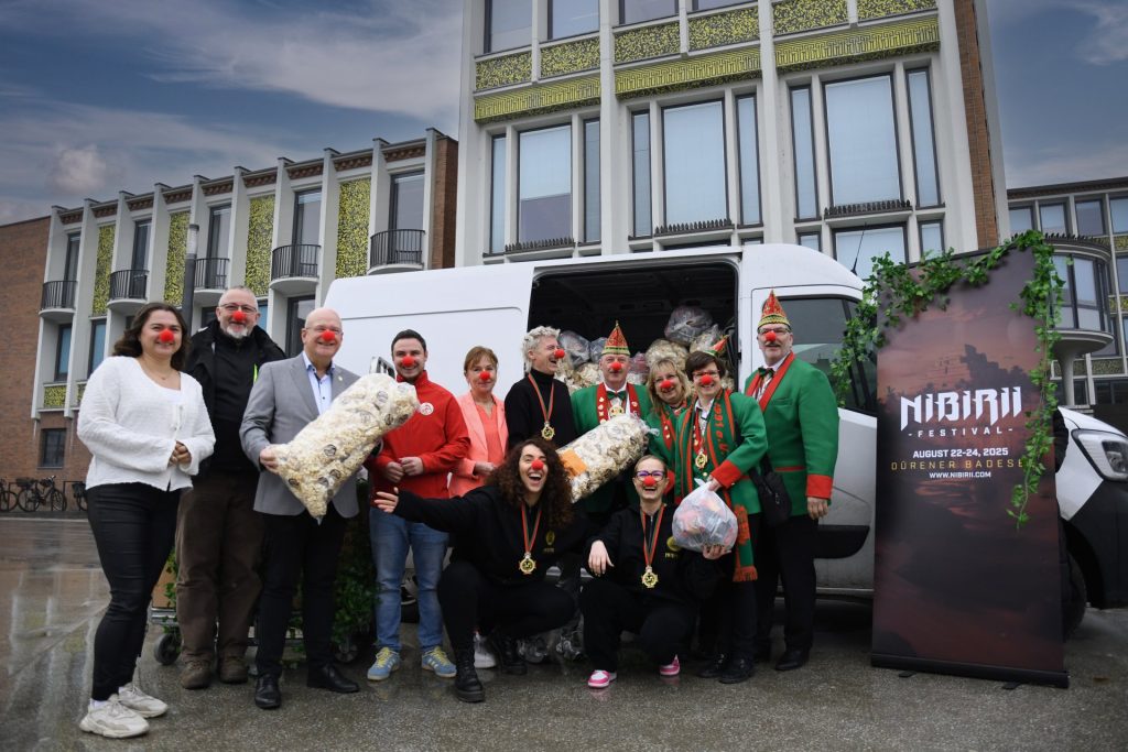 Gruppenfoto vor einem mit Wurfmaterial beladenen Sprinter.