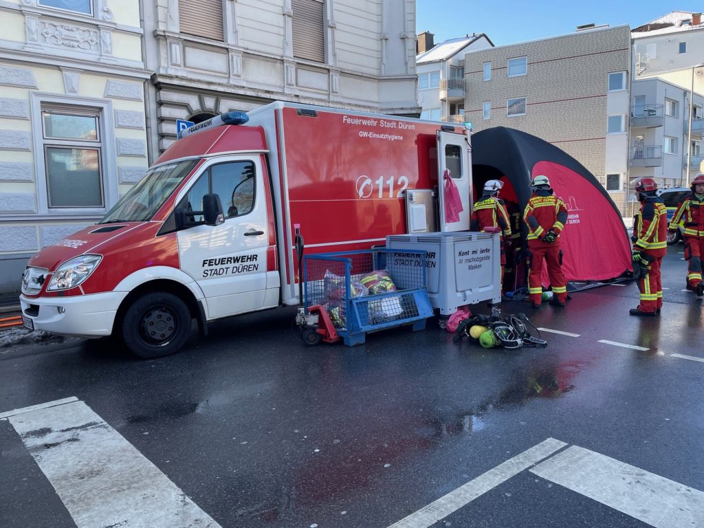 Einsatz des neuen Hygiene-Fahrzeugs der Feuerwehr Düren.