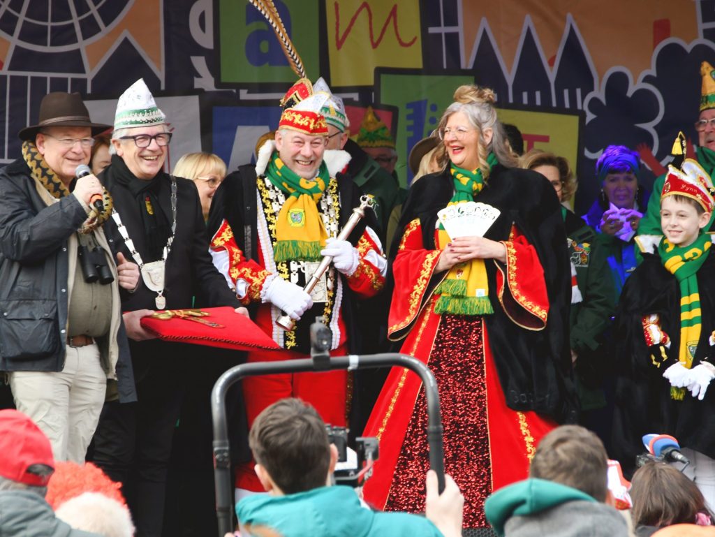 Menschenmenge auf Marktplatz und Bühne