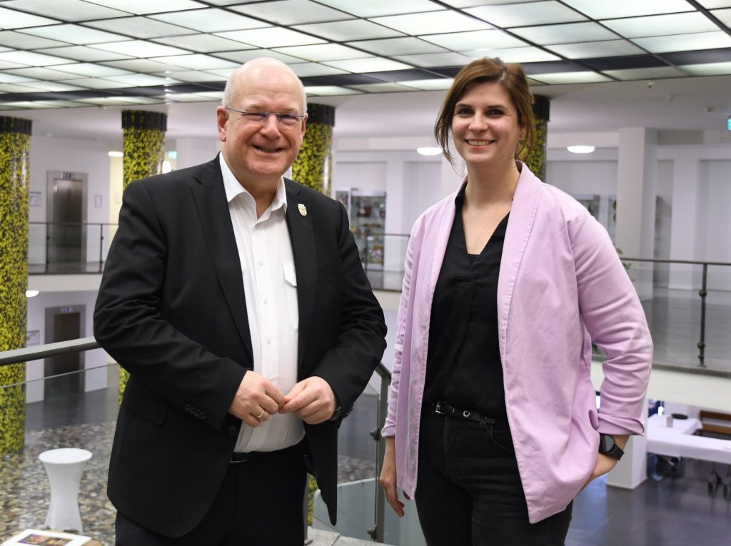 Bürgermeister Frank Peter Ullrich neben der neuen Gleichstellungsbeauftragten der Stadt Düren, Sabrina Königs, im Foyer des Dürener Rathauses.