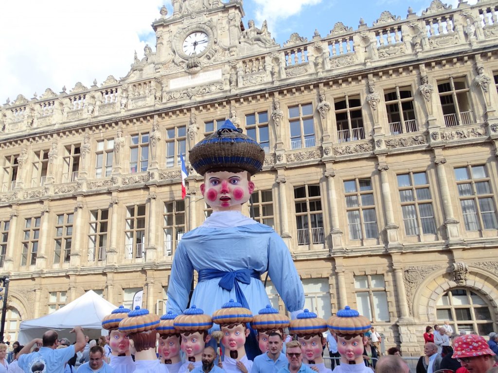 Binbin und Binbinos vor dem Rathaus in Valenciennes.