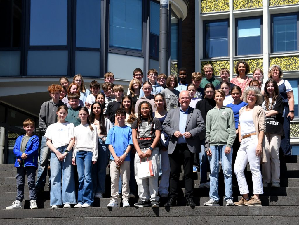 Gruppenbild mit Menschen vor dem Dürener Rathaus