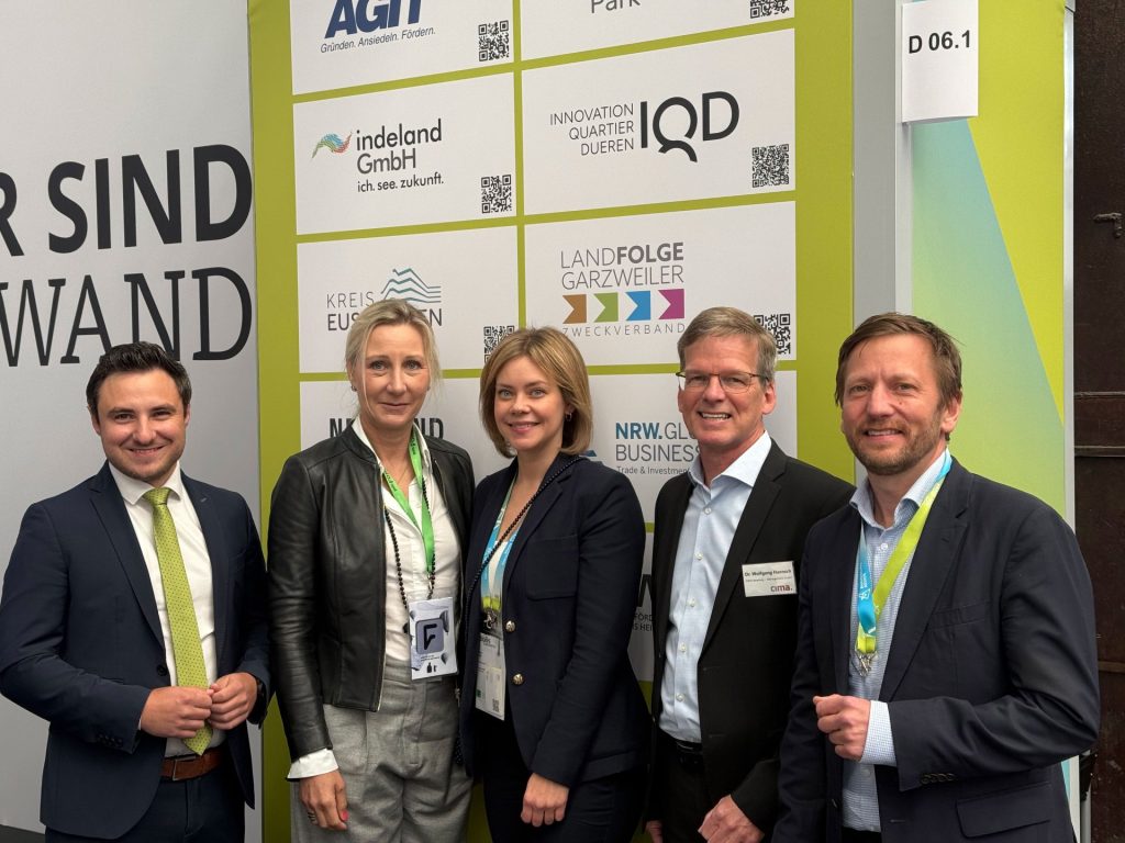 Das Foto zeigt die Teilnehmerinnen und Teilnehmer auf der Polis Convention 2025.