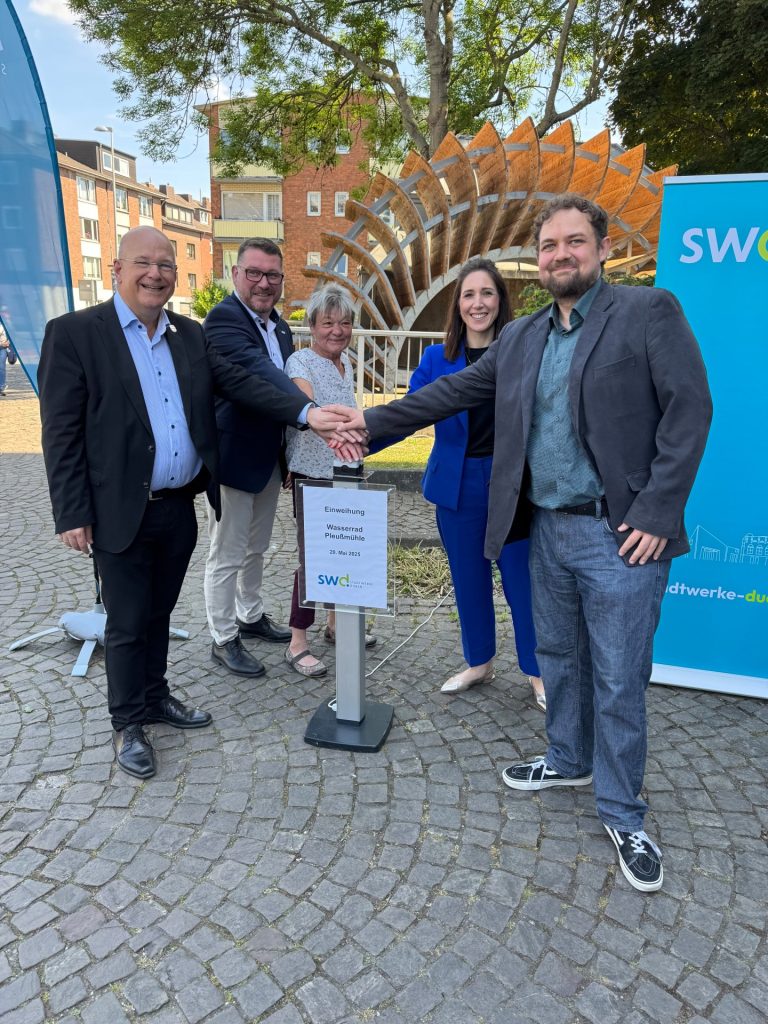 Startschuss an der Pleußmühle: Das neue Wasserrad der Stadtwerke Düren wurde von Projektleiter Julius Klitscher (v.l.n.r), SWD-Geschäftsführerin Maria Creeten, Aufsichtsratsvorsitzende Verena Schlömer, Vertriebsleiter Ingo Vosen und Bürgermeister Frank-Pe