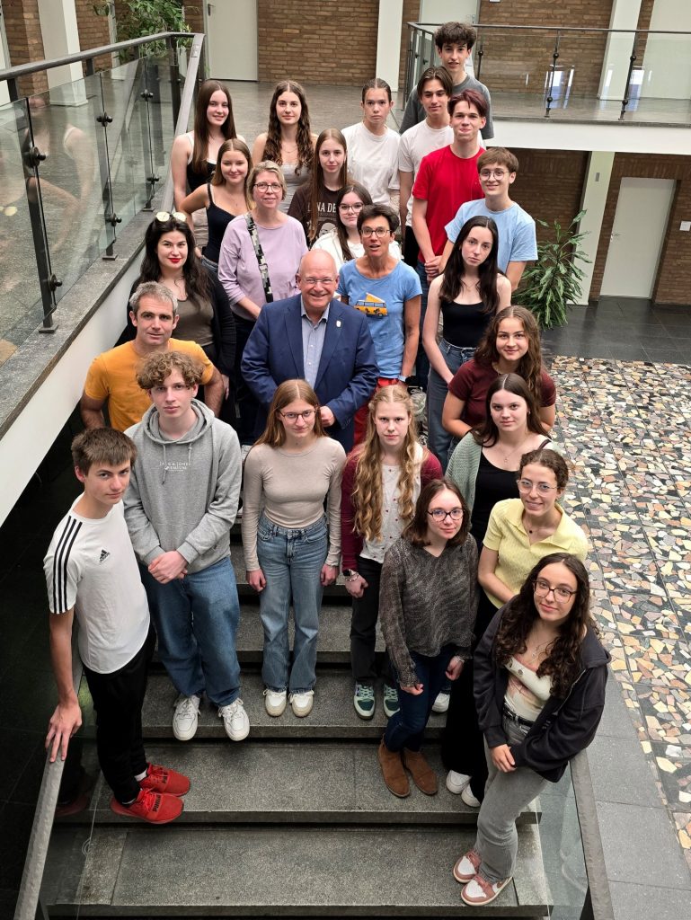 Gruppenbild mit Menschen auf der Treppe im Rathausfoyer