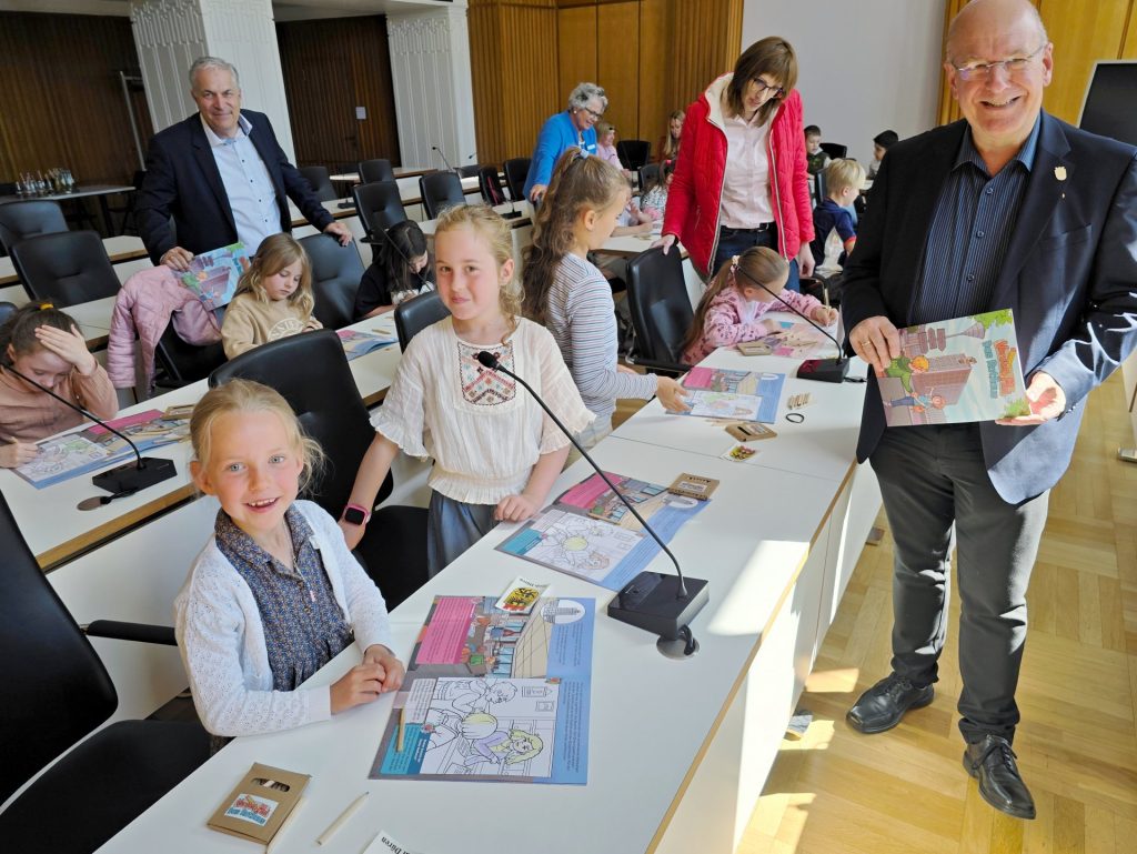 Kinder und Erwachsene im Ratssaal