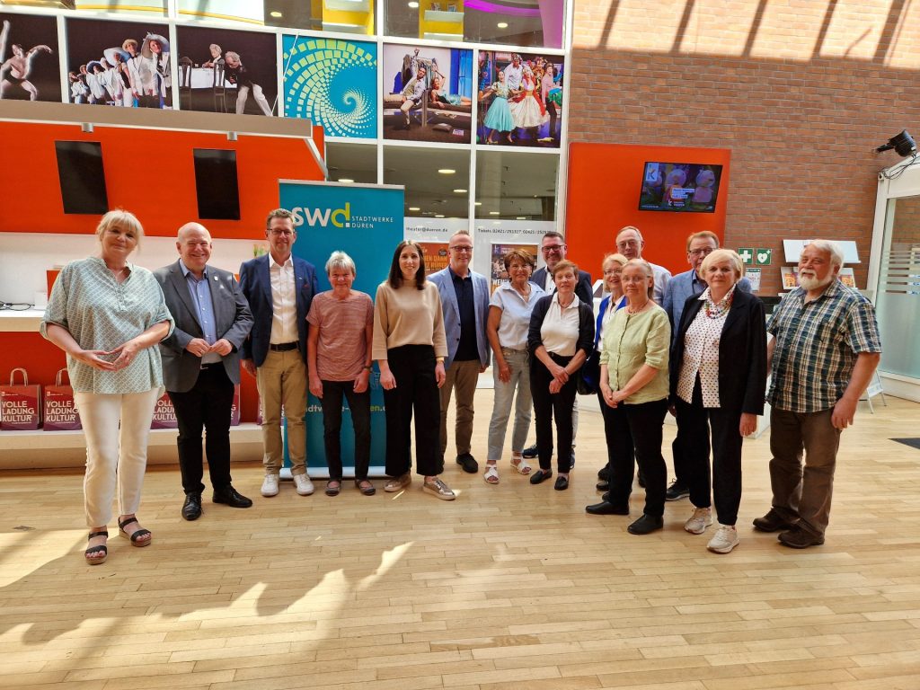 Das Foto zeigt Vertreter/innen des Stiftungsbeirates und einiger Projektbetreiber im Foyer im Haus der Stadt.