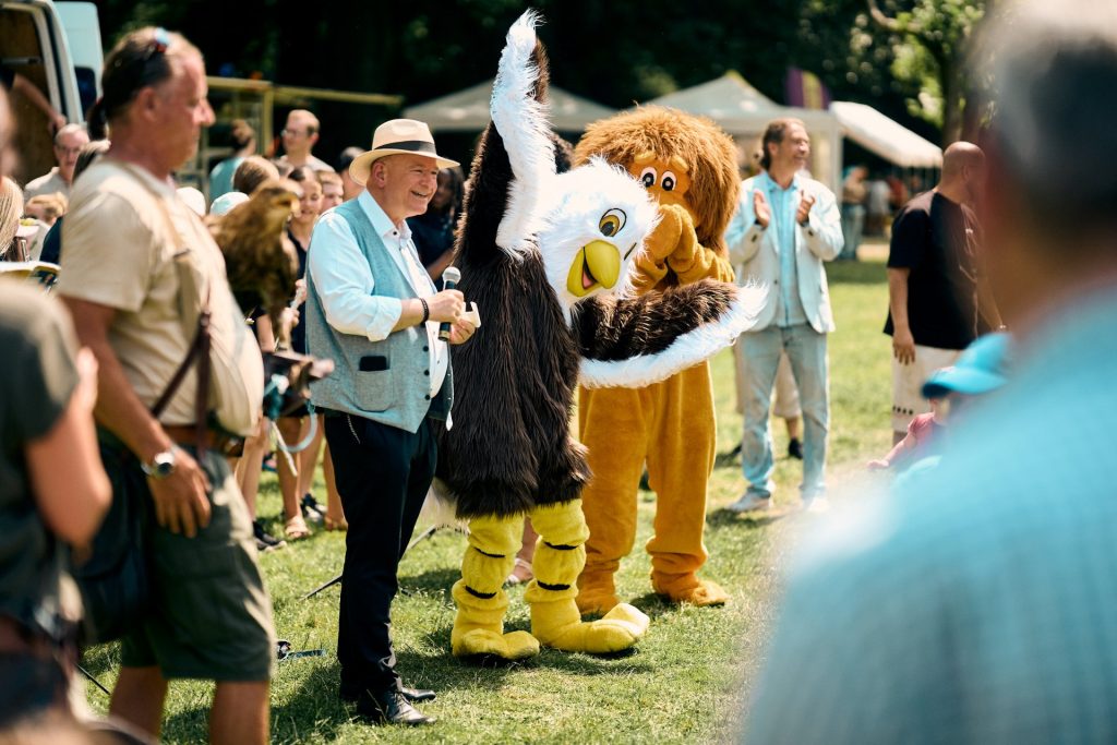 Viele Menschen auf dem Kinderkulturfest und die Maskottchen Aggi und Leo