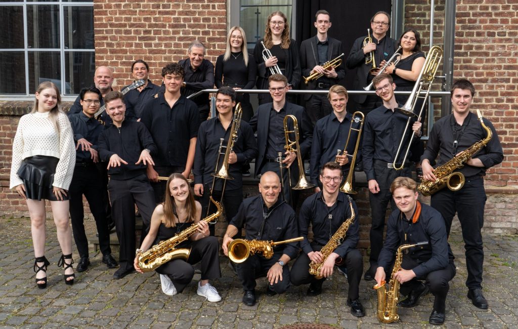 Gruppenbild einer Big Band vor einem Gebäude