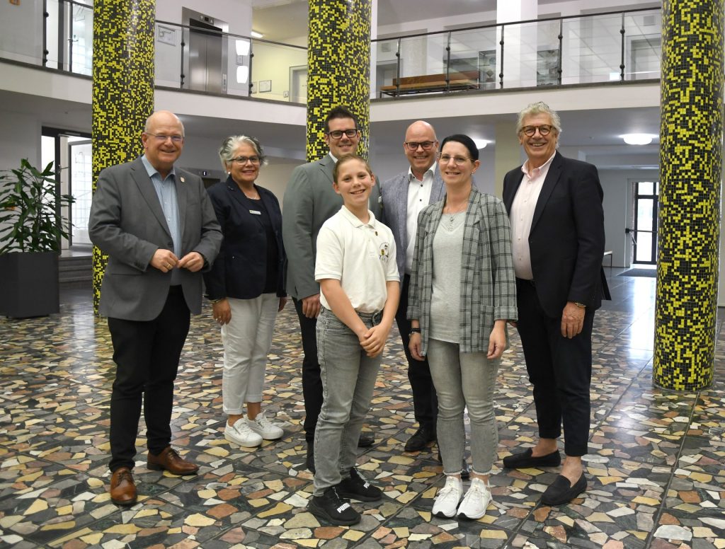 Gruppenfoto im Rathausfoyer.
