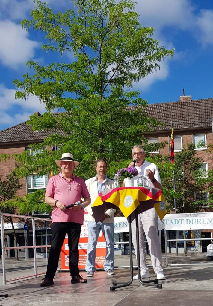 Gruppenbild mit Menschen auf einer Empore