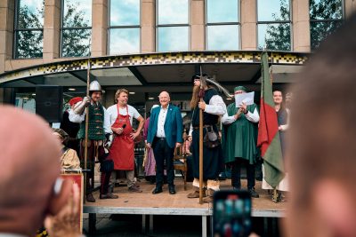 Mit einem ganz besonderen Markttag haben die Stadt Düren und die Marktbeschickerinnen und -beschicker am vergangenen Samstag das 700-jährige Jubiläum des Dürener Wochenmarkts gefeiert.
