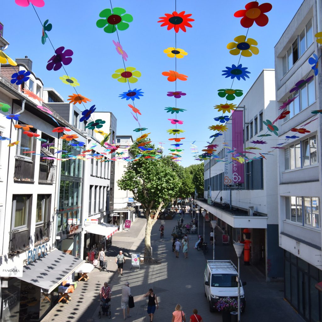 Blick in die Dürener Innenstadt mit dem Blütenhimmel