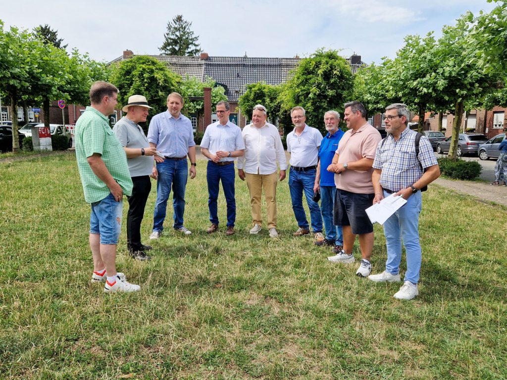 Verschiedene Orte, verschiedene Themen wurden beim Rundgang des Bürgermeisters durch den Grüngürtel angesprochen.