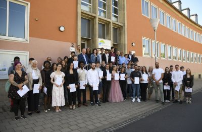 Gruppenfoto vor dem VHS-Eingang.
