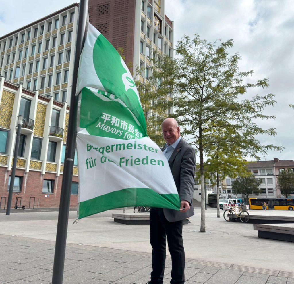 Bürgermeister Frank Peter Ullrich beim Hissen der Aktions-Flagge