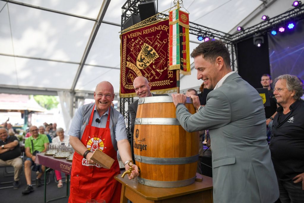 Bürgermeister Frank Peter Ullrich beim Fassanstich.