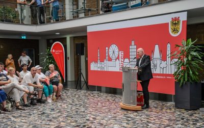 Bürgermeister Frank Peter Ullrich bei seiner Begrüßungsansprache.