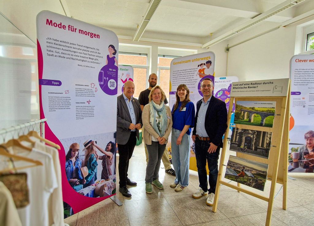 Gruppenfoto inmitten der Ausstellung.