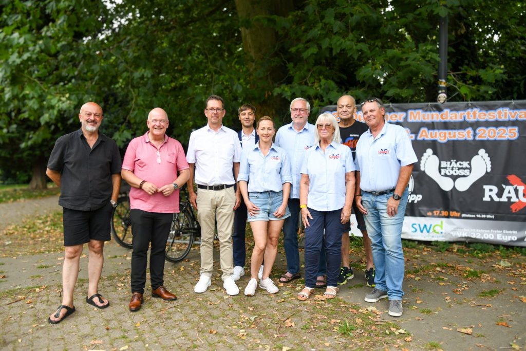 Gruppenfoto der Organisatoren und Sponsoren gemeinsam mit Bürgermeister Frank Peter Ullrich im Willy-Brandt-Park.