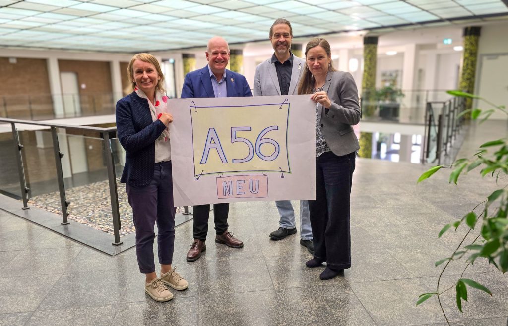 Das Foto zeigt Bürgermeister Frank Peter Ullrich und Christopher Löhr, Beigeordneter für Generationen, Demografie und Soziales der Stadt Düren zusammen mit den beiden Leiterinnen des neuen Amtes 56, Agnes Ophoven-Polaczek und Anja Beissel im Rathausfoyer.
