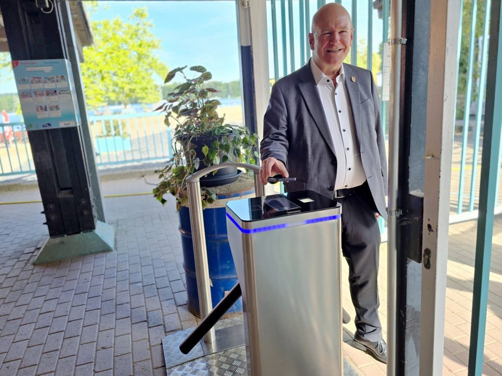 Gruppenbild mit Menschen im Eingang zum Dürener Badesee