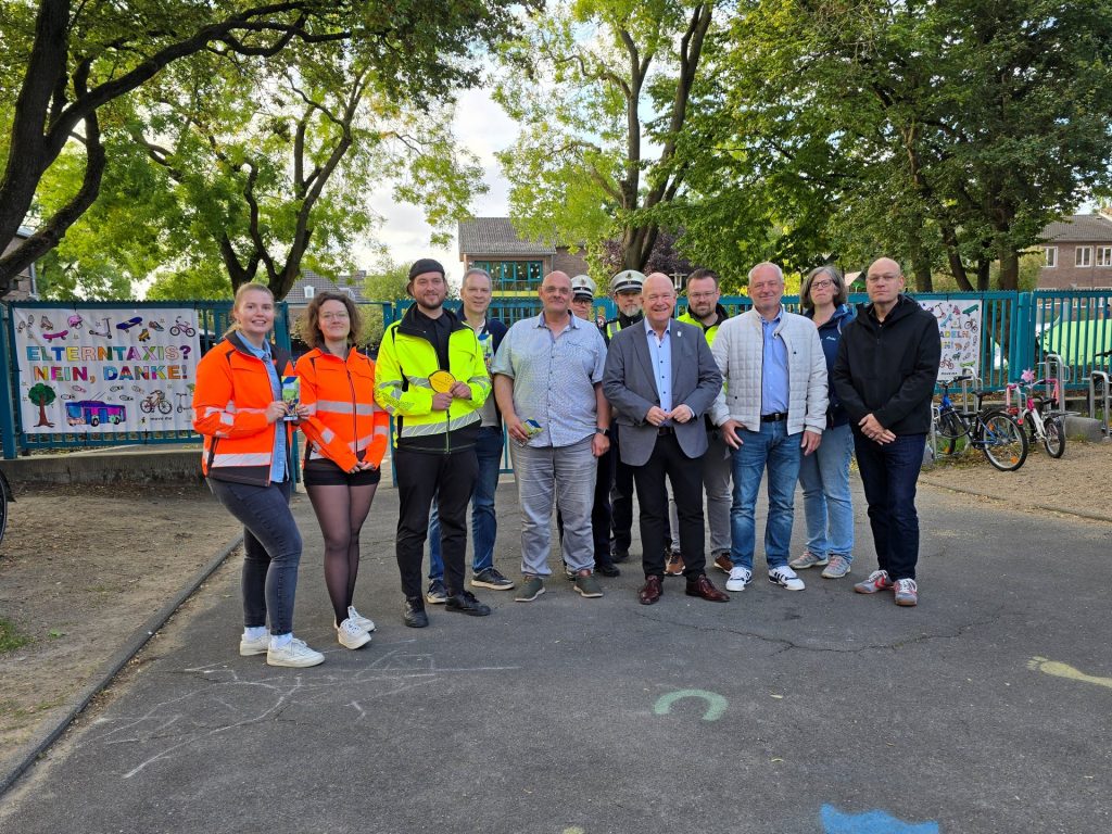 Gruppenbild mit Menschen auf einer Straße