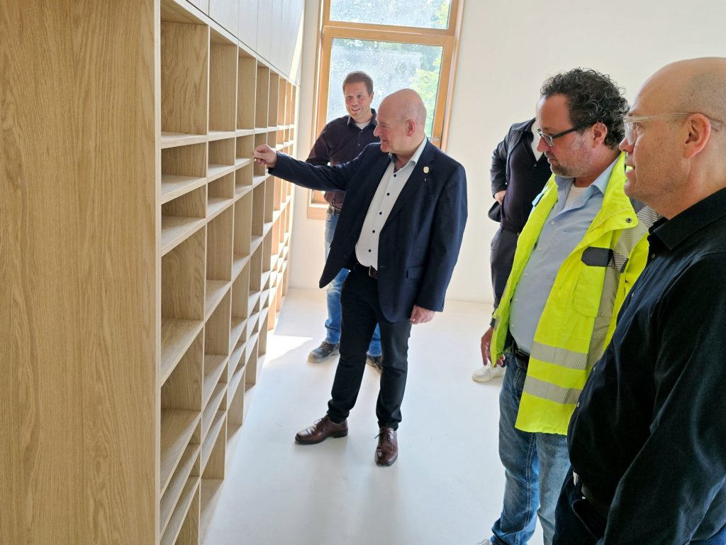 Menschengruppe im Neubau der Gesamtschule in Mariaweiler