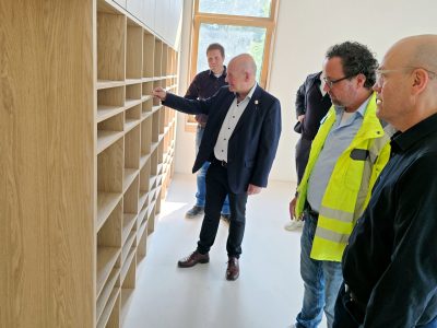 Menschengruppe im Neubau der Gesamtschule in Mariaweiler