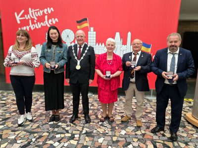 (v.l.n.r.) Lidia Stasenko, Xiaojun Yin, Bürgermeister Frank Peter Ullrich, Viviane Beuriot, Jacques Hellot und Pascal Cauche.